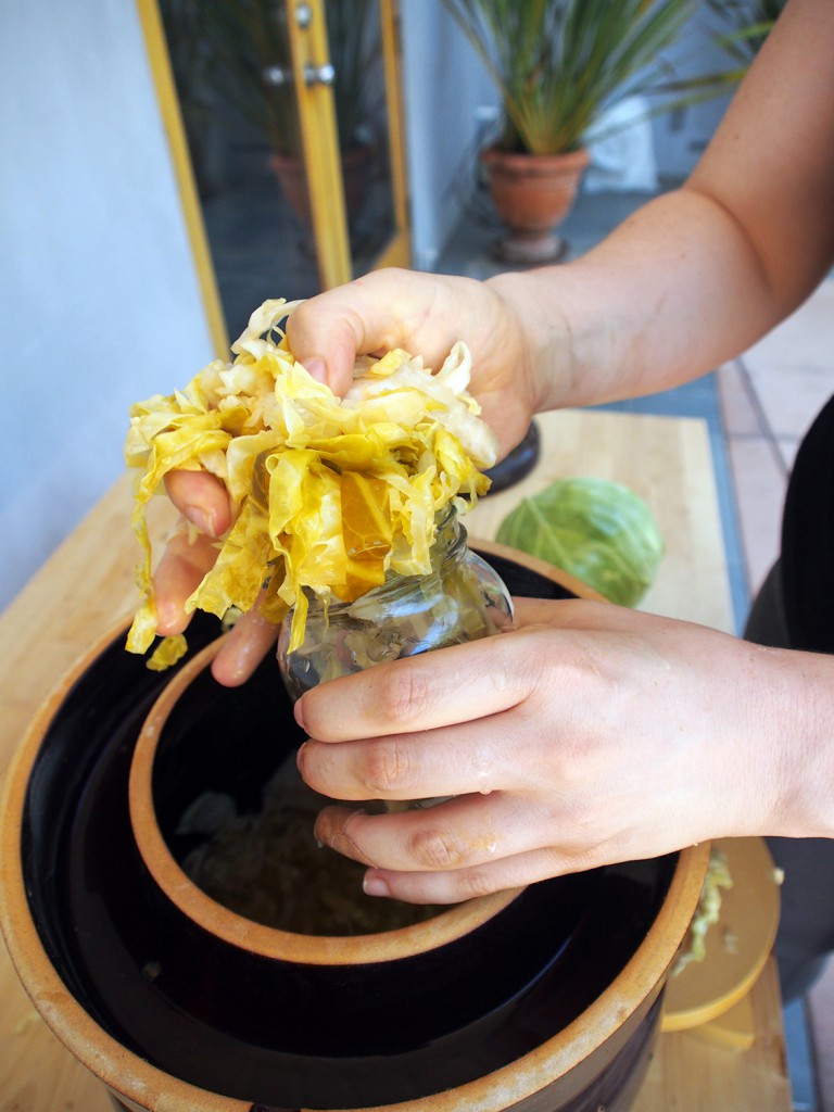 How to make sauerkraut in a crock