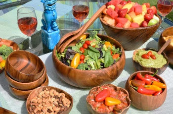 Acaciaware table top with acacia wood bowls